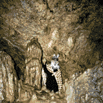 Hyperhero in einer Höhle